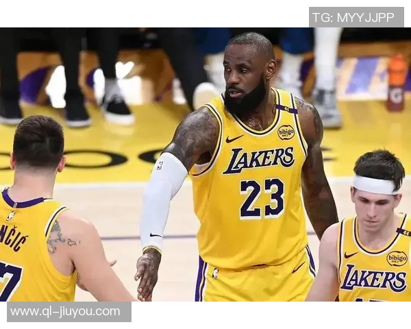 里夫斯称赞詹姆斯训练状态良好期待他强势回归球队 里夫斯称赞詹姆斯训练状态良好期待他强势回归球队