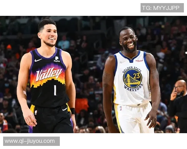 库里称赞小佩顿化学反应良好拦拆配合默契展现球队默契精神