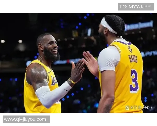 范德比尔特回忆2016年与詹姆斯合影并称其为历史最佳球员